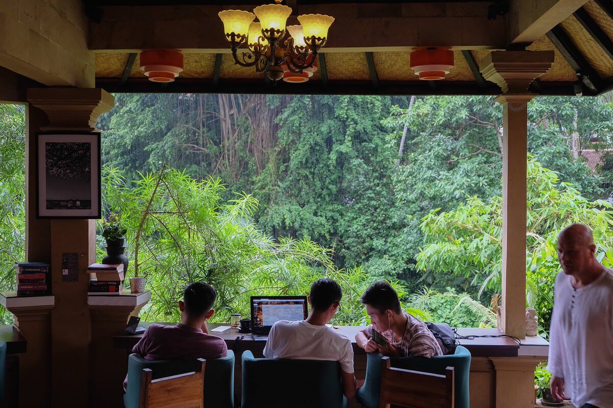 Para pengunjung sedang berdiskusi dengan view hutan yang hijau
